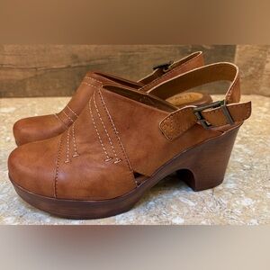 BOC Born Concepts Cognac
Leather Slingback Clogs Size 9M